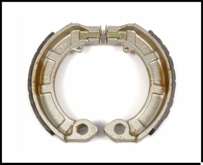 patins de travão metálicos com revestimento cinzento e superfície de atrito castanha