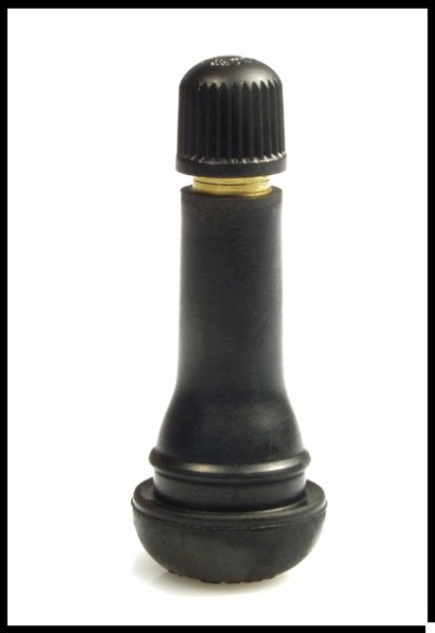 Válvula de pneu preta com tampa de rosca em fundo branco