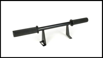 Barra de exercício preta com suportes em fundo branco