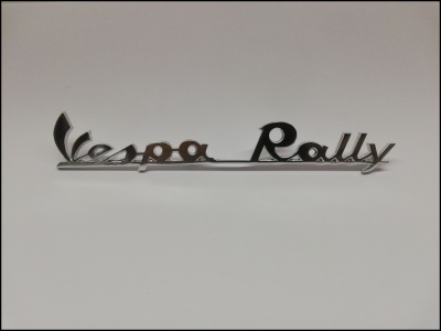 Logótipo metálico Vespa Rally em letra cursiva preta com contorno prateado