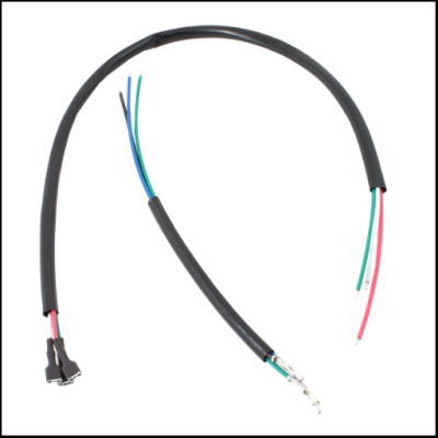 Cabo elétrico com conector e fios expostos em fundo branco