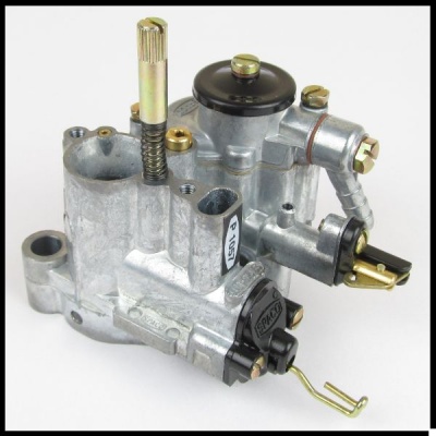 Peça mecânica automóvel metálica com etiquetas e detalhes dourados