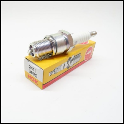 Vela de ignição NGK modelo B8ES com caixa amarela e vermelha