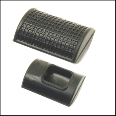 Peças pretas em plástico com texturas e recorte, sobre fundo branco