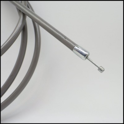 Cabo de aço cinza com terminação metálica prateada