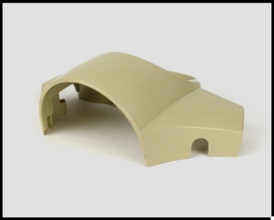 Peça plástica arqueada bege sobre fundo cinza claro