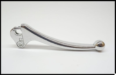 Manete metálico prateado para motocicleta ou bicicleta sobre fundo branco