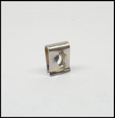 Clipe metálico pequeno prateado com recorte oval no centro