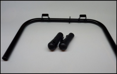 Barra metálica preta com manípulos pretos em fundo branco