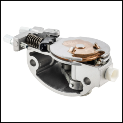 Peça mecânica metálica com disco cobreado e mola sobre fundo branco