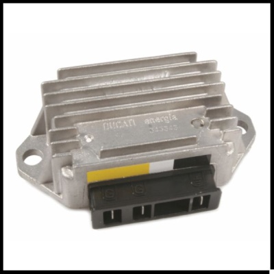 Modulo eletrónico de alumínio prateado com conector preto e inscrição Ducati energia