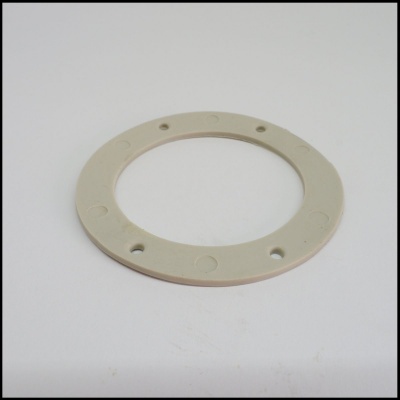 Anel circular plástico bege com furos em fundo branco