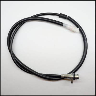 Cabo elétrico preto com conector branco e metálico