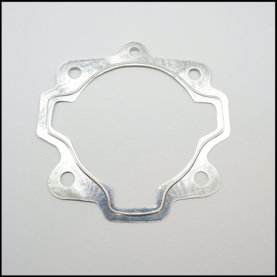 Guilher metalizado com cinco furos circulares sobre fundo branco