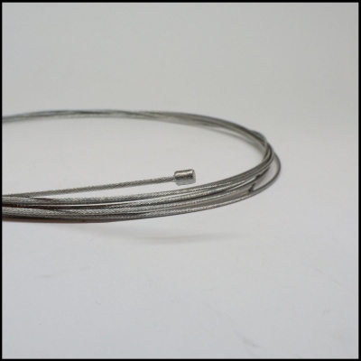 Cordas metálicas prateadas finas em superfície branca