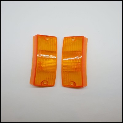 Peças de plástico laranja translúcido para automóvel com textura e padrão quadriculado.