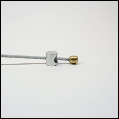 Cabo metálico com ponta dourada e peça ajustadora prateada