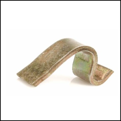 Clipe de metal dourado envelhecido com textura rugosa