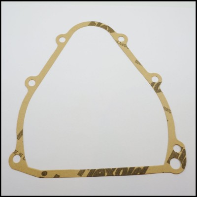 Junta castanha triangular com orifícios, texto preto em fundo branco