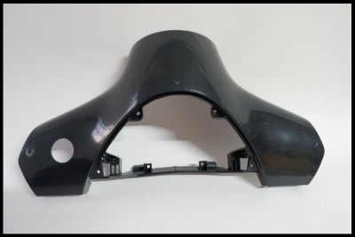 Componente plástico preto curvo com recorte circular num lado em fundo branco