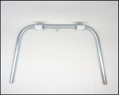 Barra metálica curva prateada com suportes brancos