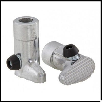 Peças metálicas prateadas com botões pretos e superfície com ranhuras.