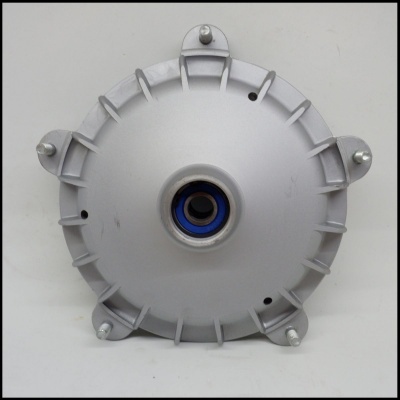 Peça metálica circular cinzenta com rolamento azul no centro