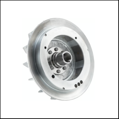 Roda metálica prateada com furos circulares sobre fundo branco