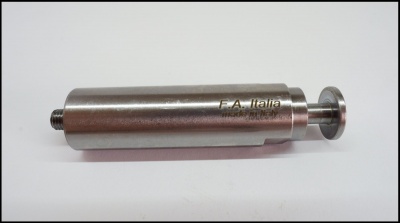 Cilindro metálico prateado com texto F.A. Italia MADE IN ITALY