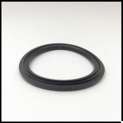 Anel circular preto fino sobre fundo branco