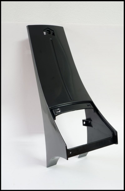 Peça plástica preta rígida com recortes e suportes