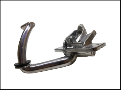 Peça metálica prateada com tubo curvado e mecanismos articulados