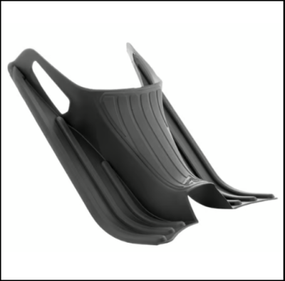 Três pás de plástico pretas idênticas lado a lado em fundo branco