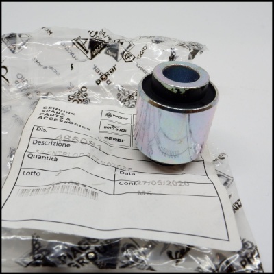 Bucha metálica prateada com embalagem e papel com texto