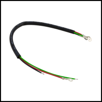 Cabo elétrico preto com três fios coloridos e terminais circulares