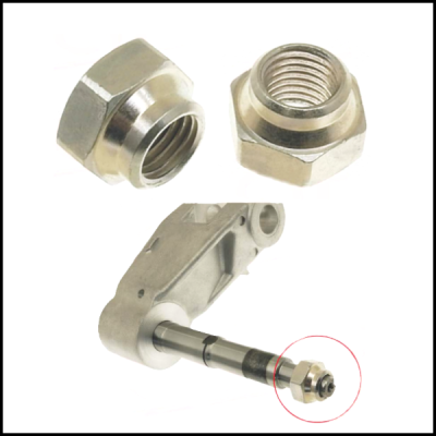 Porcas hexagonais metálicas prateadas e peça metálica com eixo