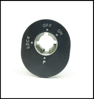 Peça plástica preta com inscrições LOCK, OFF, ON e P