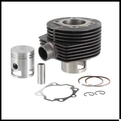 Conjunto de peças de motor incluindo cilindro preto, pistão prateado e acessórios metálicos