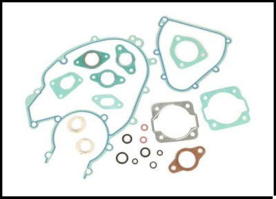 Conjunto de juntas para motor de várias formas e cores num fundo branco