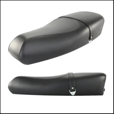 Banco de moto preto em material sintético com presilha metálica, visto de dois ângulos