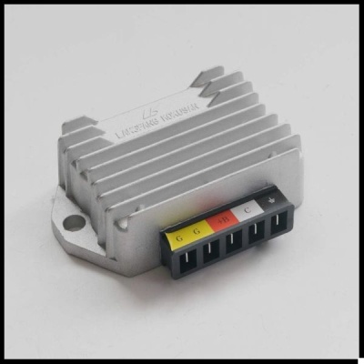 Regulador de voltagem metálico com conector colorido e etiquetas, fundo branco