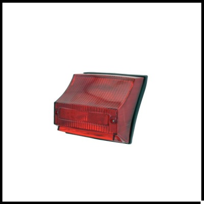 Luz traseira vermelha retangular para veículo em fundo branco