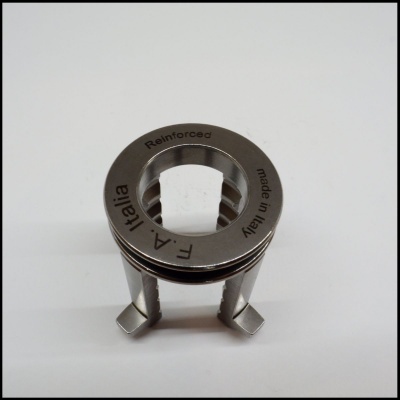 Peça metálica redonda com inscrições 'F.A Italia Reinforced made in Italy'