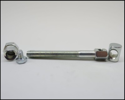 Parafusos e porcas de metal prateado sobre superfície branca