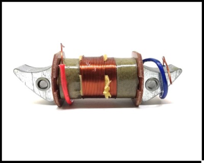 Bobina de fio de cobre com fios vermelhos e azuis e moldura metálica