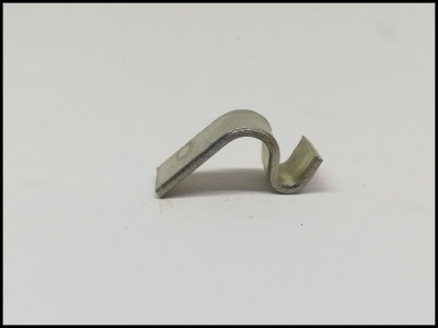 Abraçadeira metálica cinza curva sobre fundo branco