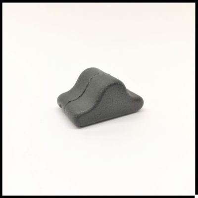 Suporte preto para varas de pesca com formato ondulado sobre fundo branco