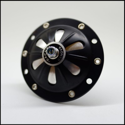 Dispositivo mecânico redondo preto e prateado com texto 'GONOA' e 'PACHUCO'