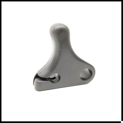 Peça metálica cinzenta triangular com duas perfurações circulares.