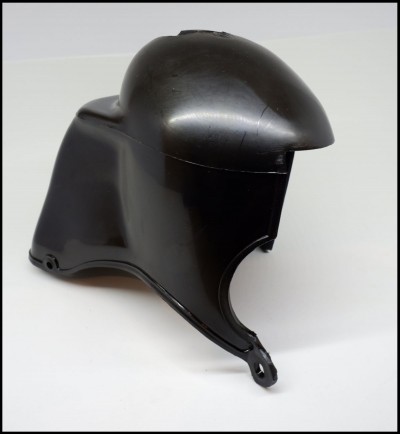 Capacete preto de plástico com aba frontal retratada em fundo branco